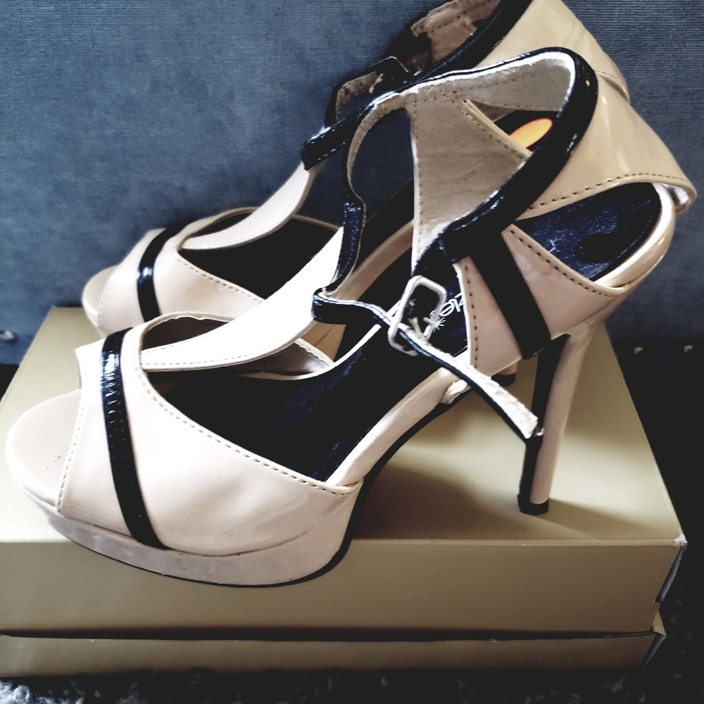 Shoedazzle beige heels